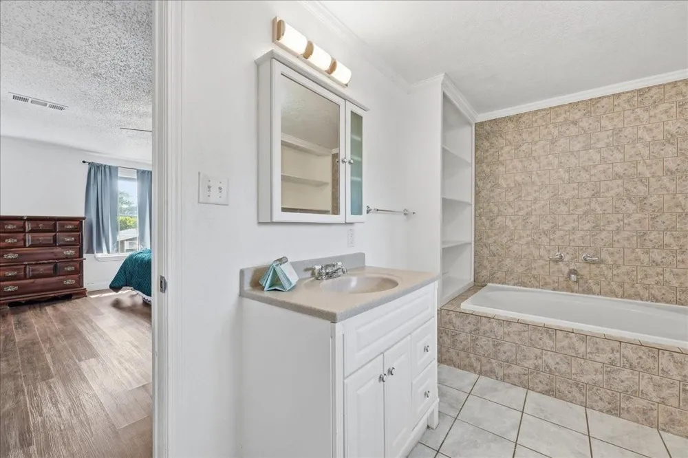 711 S 6th Street Nederland, TX 77627