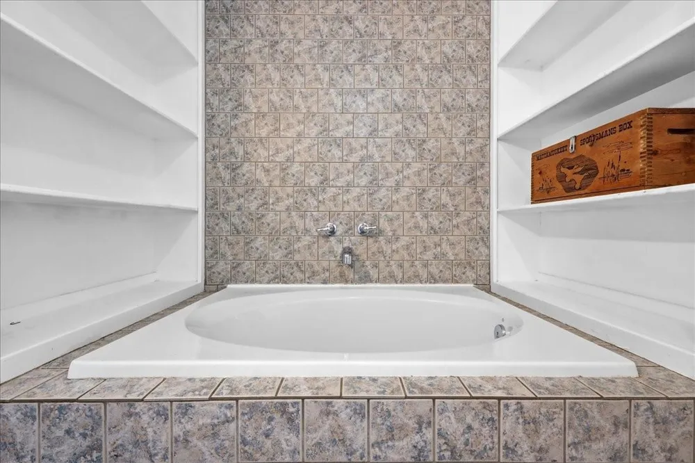 711 S 6th Street Nederland, TX 77627