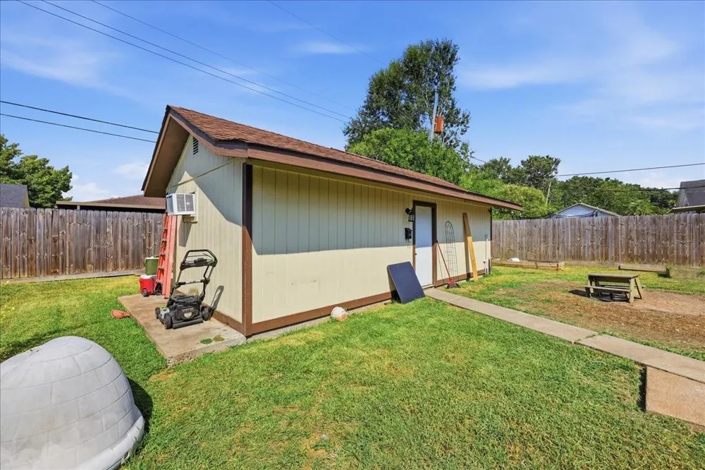 711 S 6th Street Nederland, TX 77627