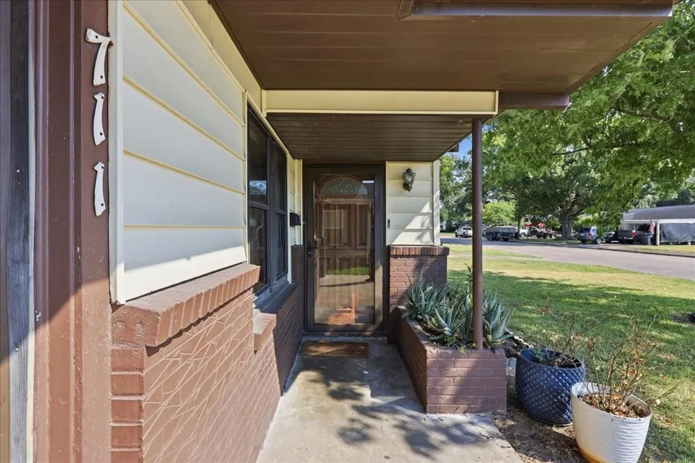 711 S 6th Street Nederland, TX 77627
