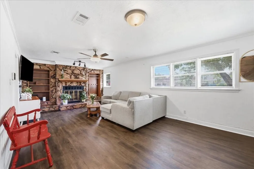 711 S 6th Street Nederland, TX 77627