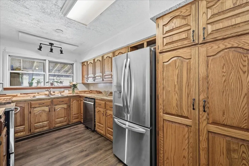 711 S 6th Street Nederland, TX 77627