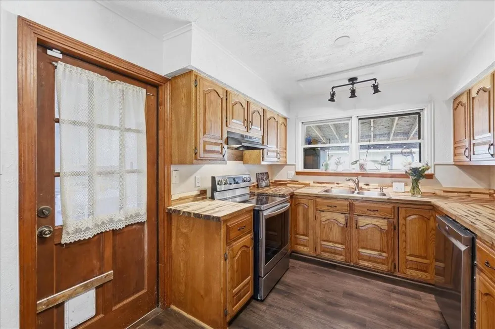 711 S 6th Street Nederland, TX 77627