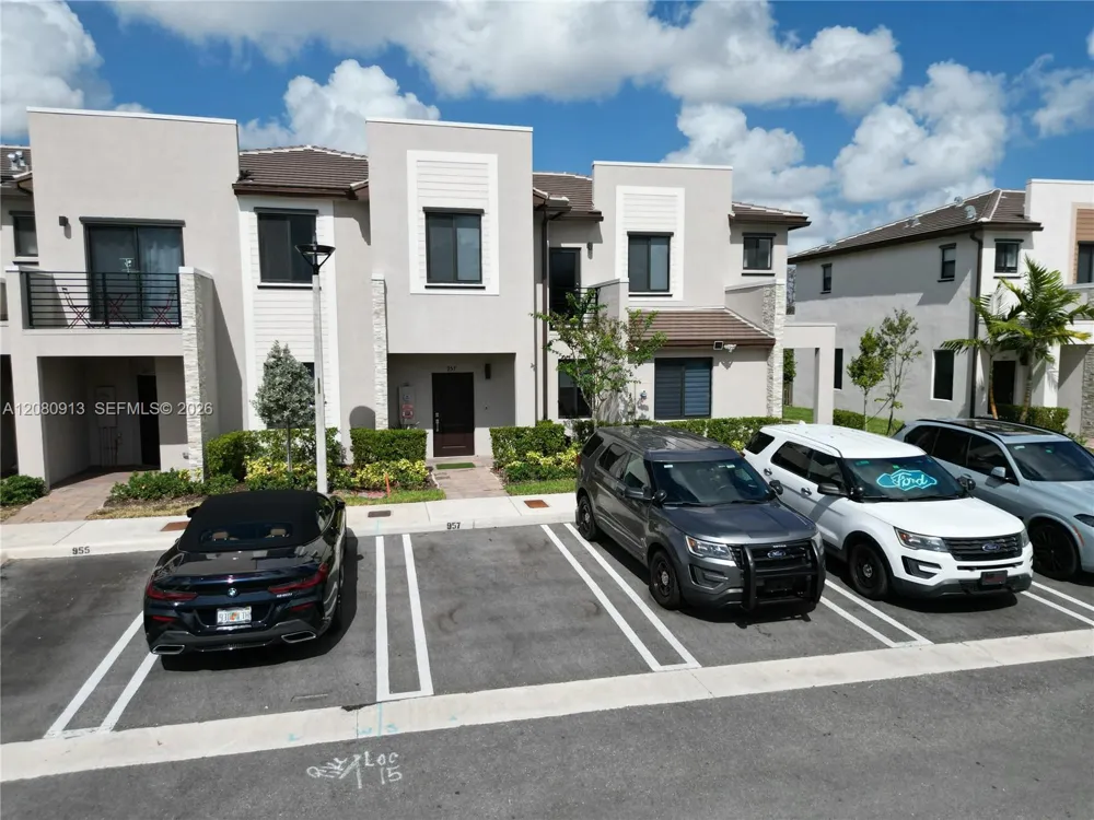 957 NE 211th St Miami, FL 33179