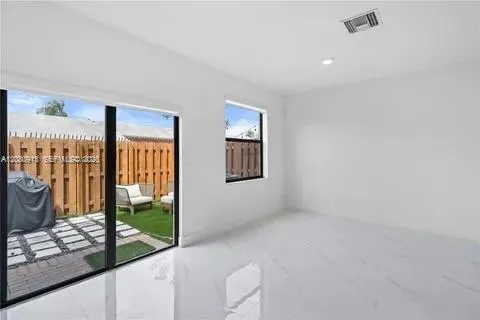 957 NE 211th St Miami, FL 33179