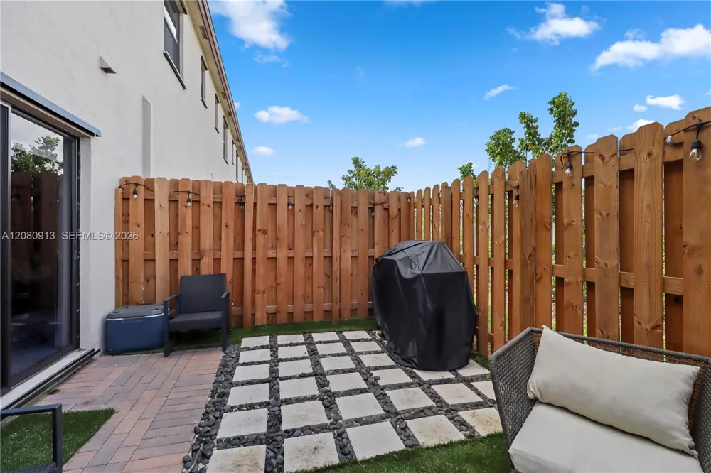 957 NE 211th St Miami, FL 33179