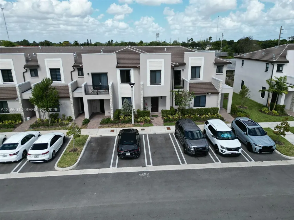 957 NE 211th St Miami, FL 33179
