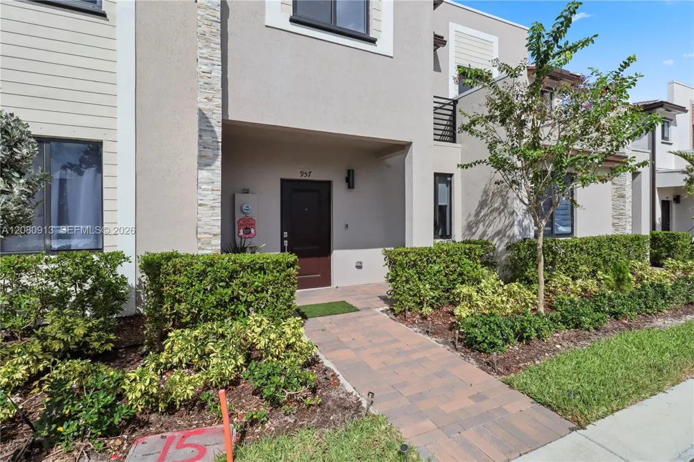 957 NE 211th St Miami, FL 33179