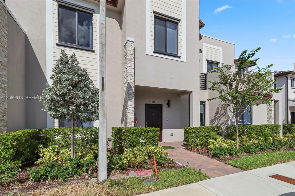 957 NE 211th St Miami, FL 33179