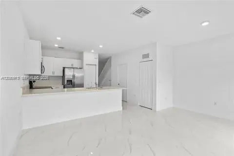 957 NE 211th St Miami, FL 33179