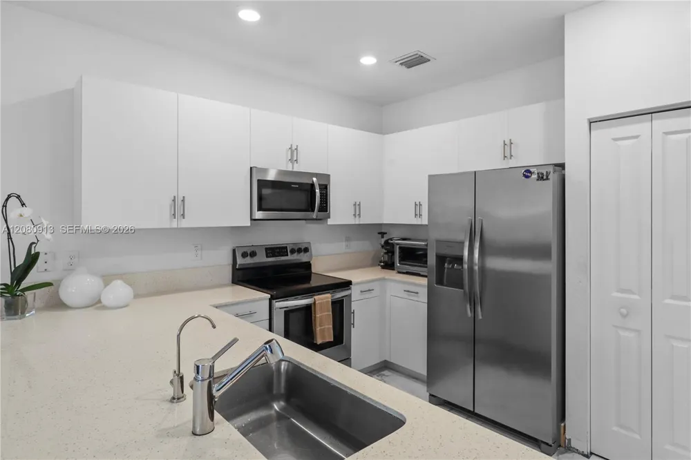 957 NE 211th St Miami, FL 33179