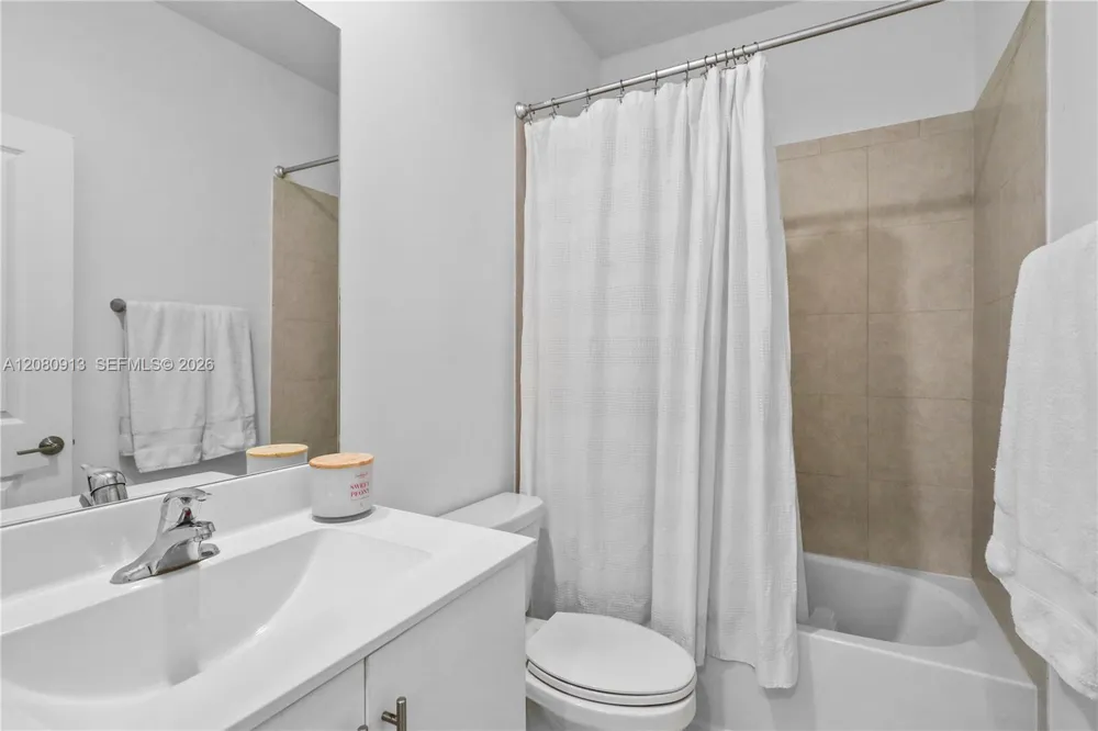 957 NE 211th St Miami, FL 33179
