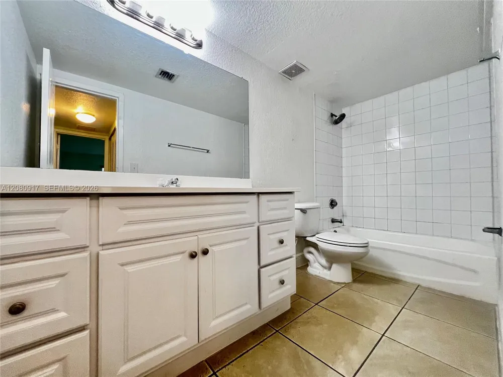 5201 Geneva Way #109 Doral, FL 33166