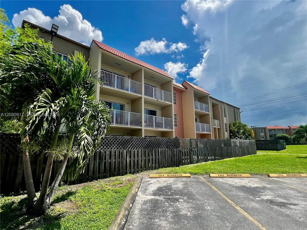 5201 Geneva Way #109 Doral, FL 33166