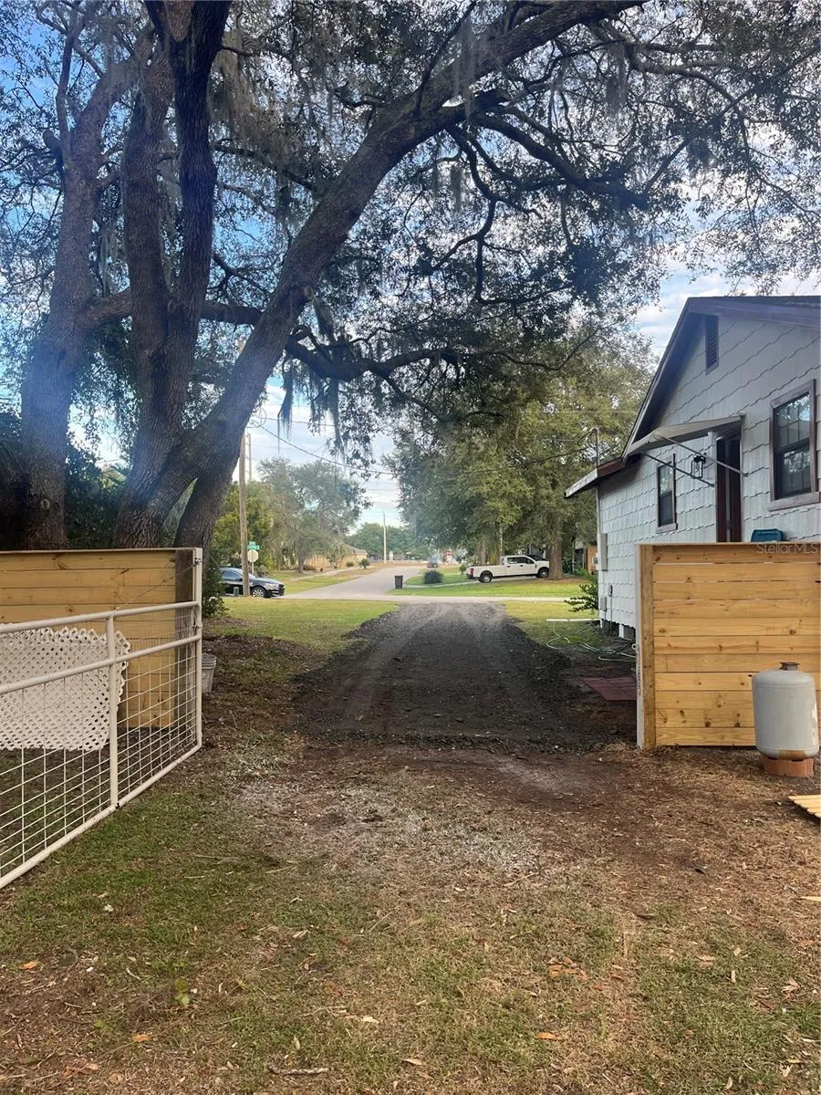 512 STALLINGS AVENUE Deltona, FL 32738