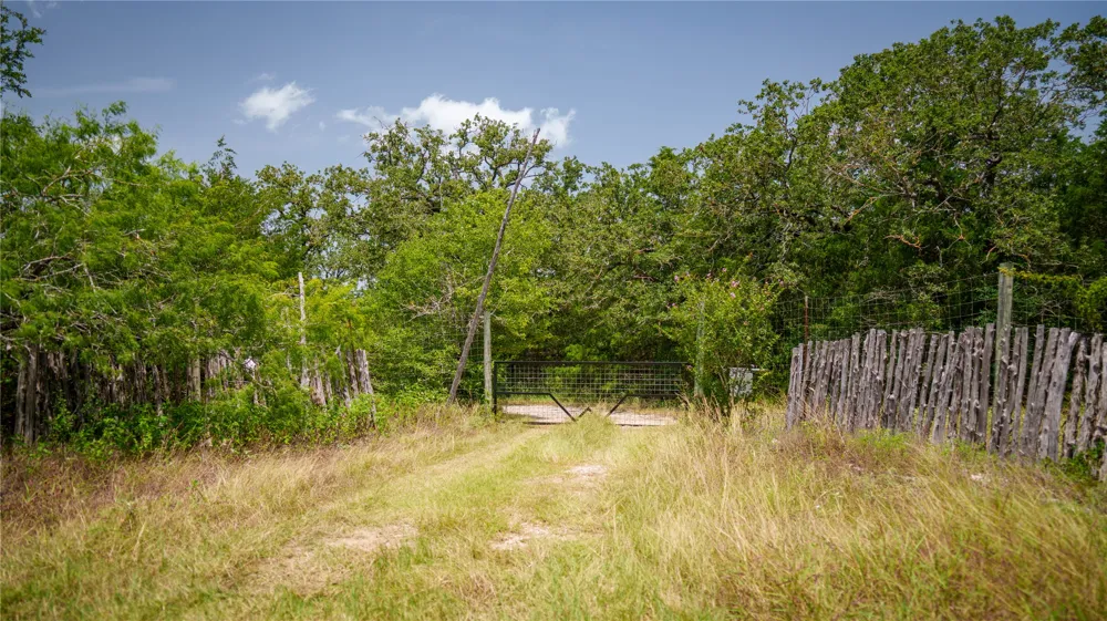 7221 W Old Lockhart Road Muldoon, TX 78949