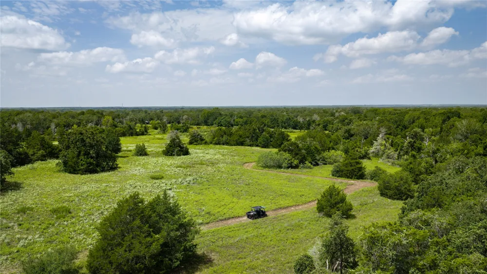 7221 W Old Lockhart Road Muldoon, TX 78949
