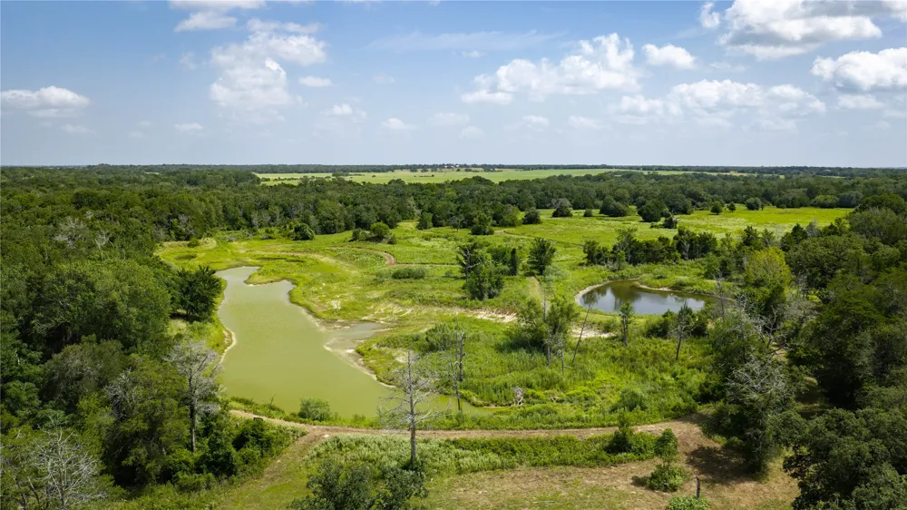 7221 W Old Lockhart Road Muldoon, TX 78949