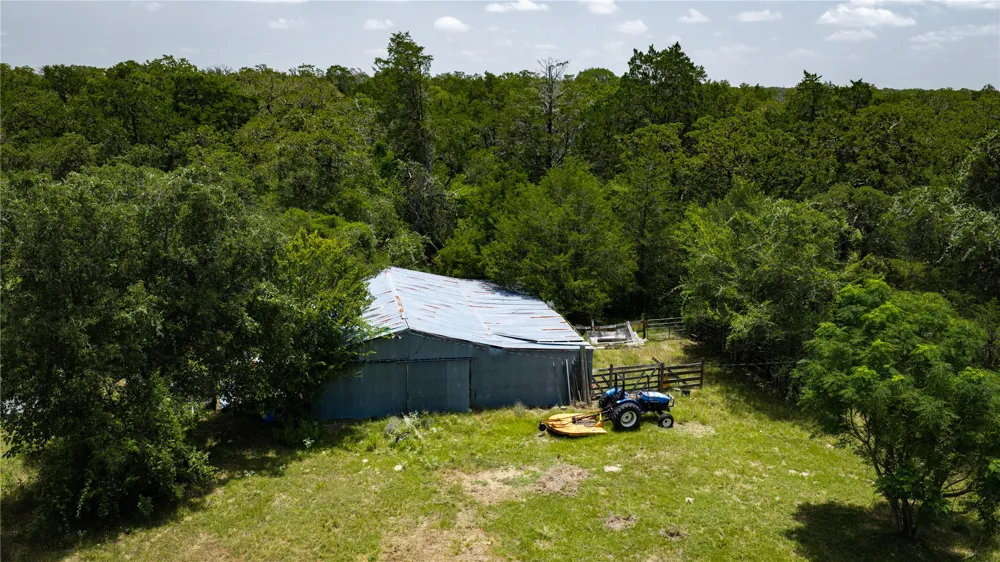 7221 W Old Lockhart Road Muldoon, TX 78949