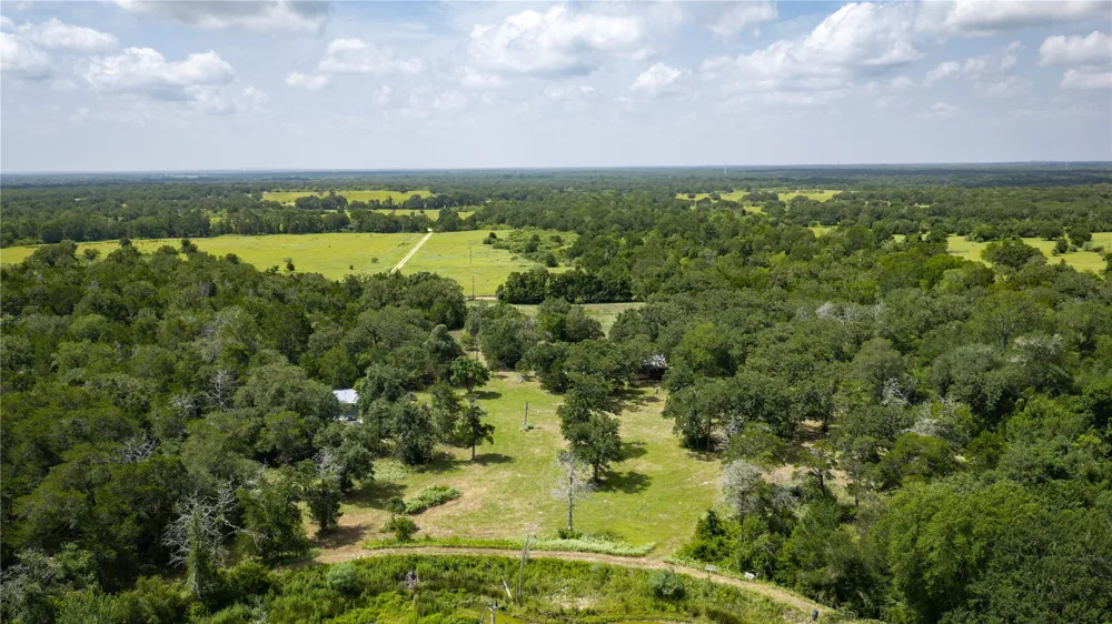 7221 W Old Lockhart Road Muldoon, TX 78949