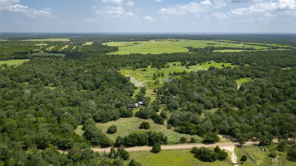 7221 W Old Lockhart Road Muldoon, TX 78949