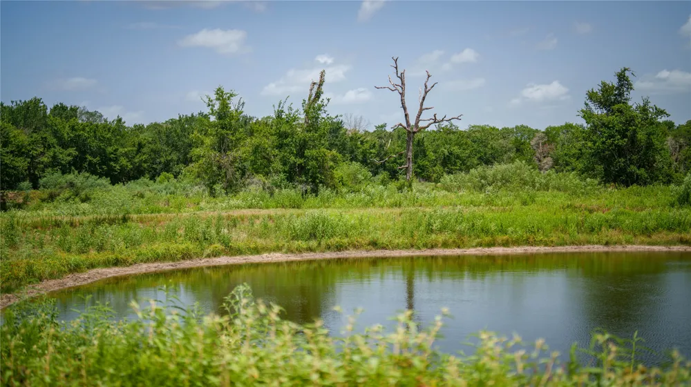 7221 W Old Lockhart Road Muldoon, TX 78949