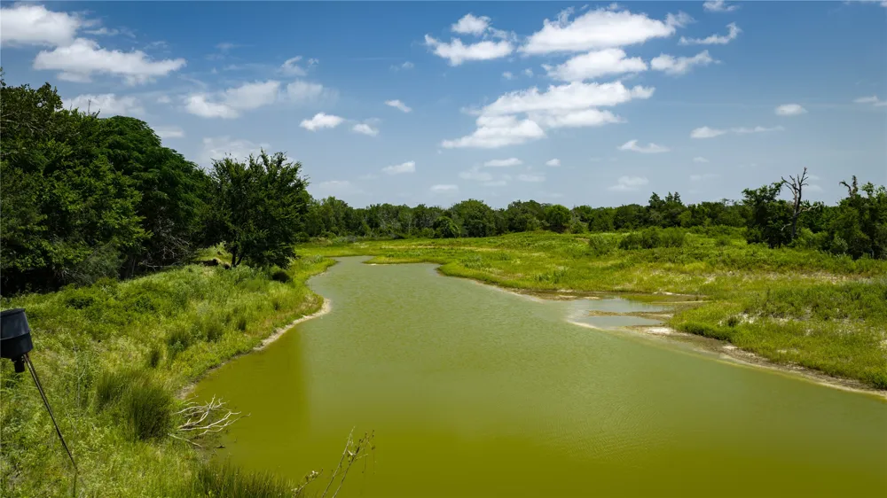 7221 W Old Lockhart Road Muldoon, TX 78949