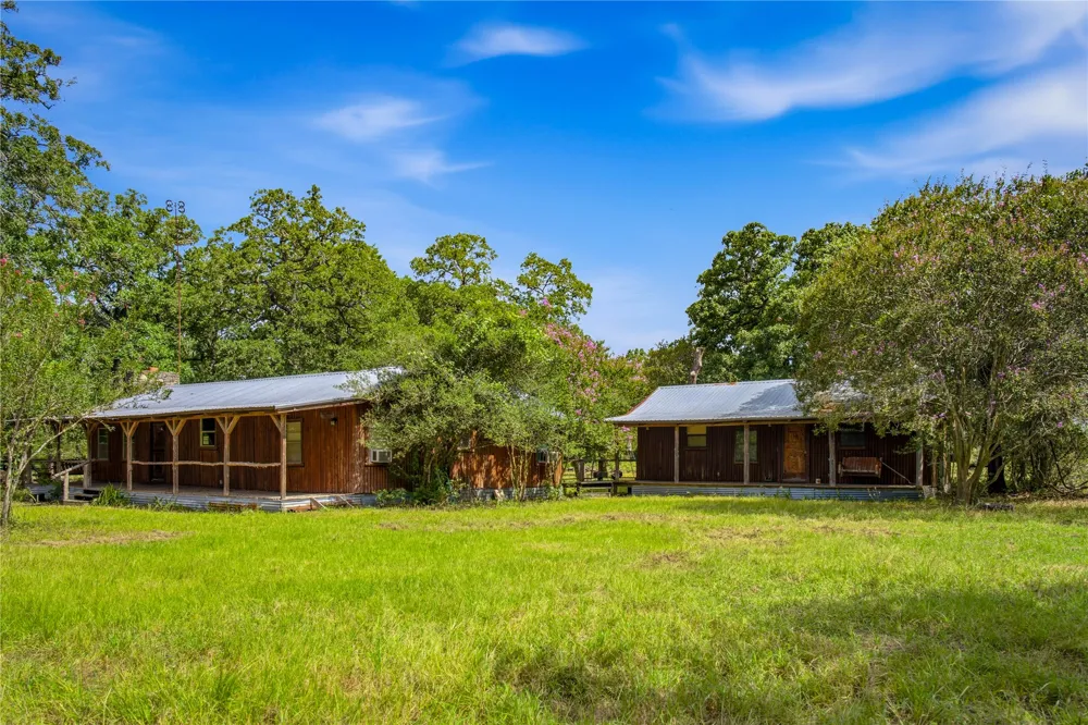7221 W Old Lockhart Road Muldoon, TX 78949