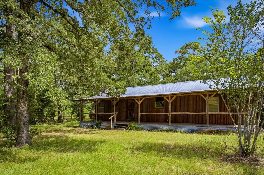 7221 W Old Lockhart Road Muldoon, TX 78949