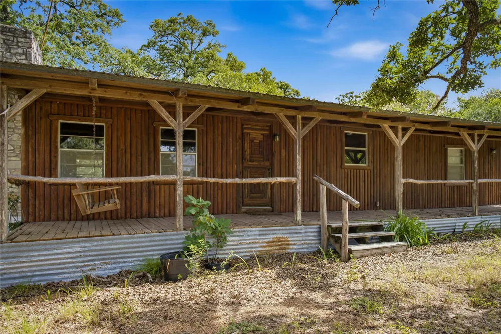 7221 W Old Lockhart Road Muldoon, TX 78949
