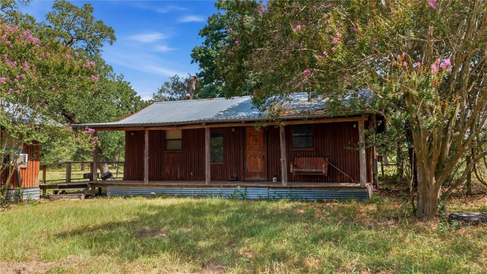 7221 W Old Lockhart Road Muldoon, TX 78949