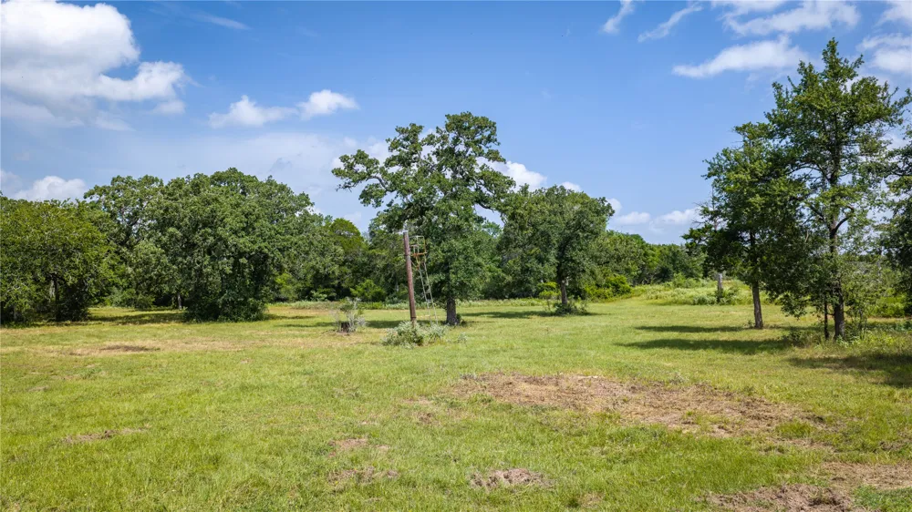 7221 W Old Lockhart Road Muldoon, TX 78949