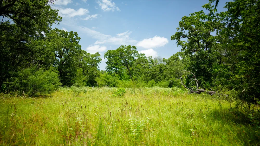 7221 W Old Lockhart Road Muldoon, TX 78949