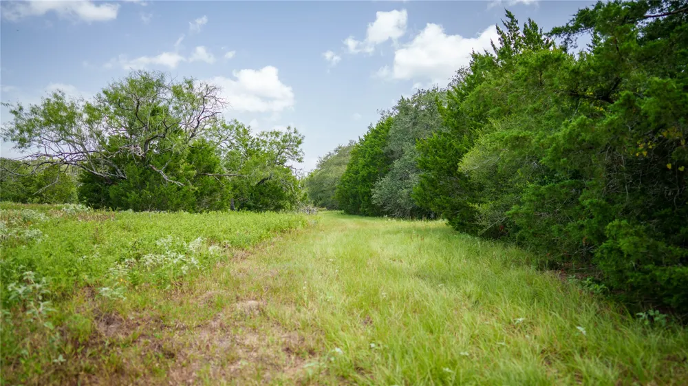 7221 W Old Lockhart Road Muldoon, TX 78949