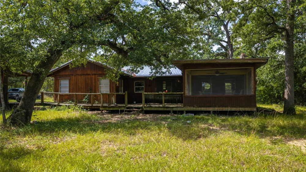 7221 W Old Lockhart Road Muldoon, TX 78949