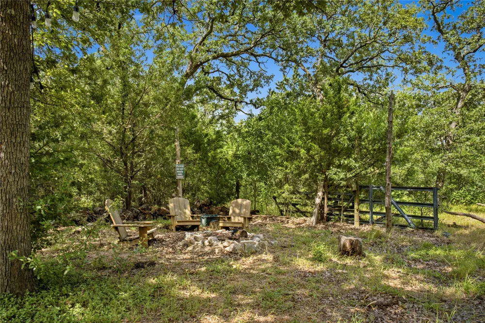7221 W Old Lockhart Road Muldoon, TX 78949