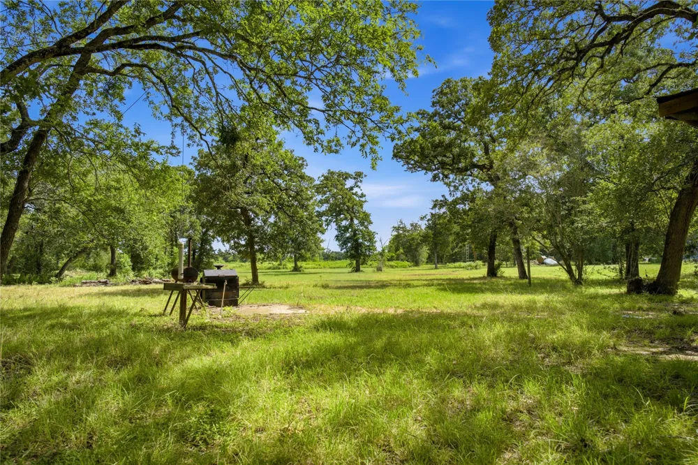 7221 W Old Lockhart Road Muldoon, TX 78949