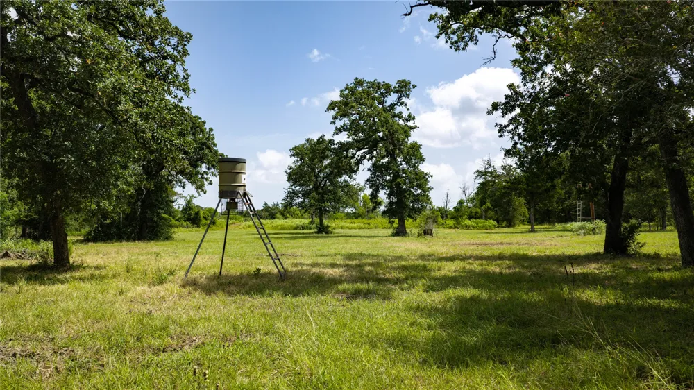 7221 W Old Lockhart Road Muldoon, TX 78949