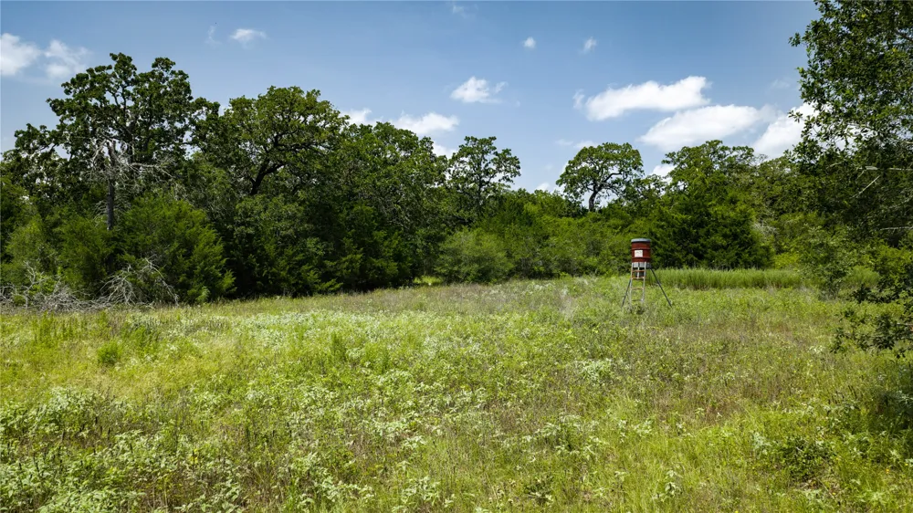 7221 W Old Lockhart Road Muldoon, TX 78949