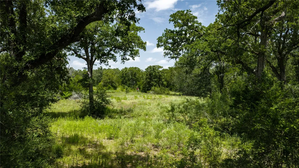 7221 W Old Lockhart Road Muldoon, TX 78949
