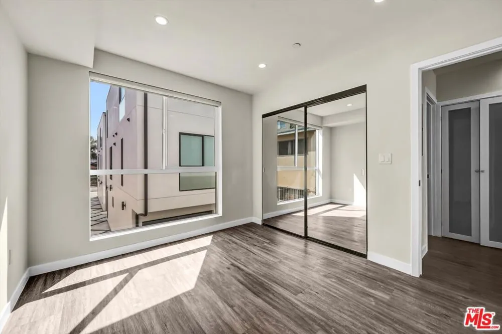 1963 Beachwood Drive #1/2 Los Angeles, CA 90068