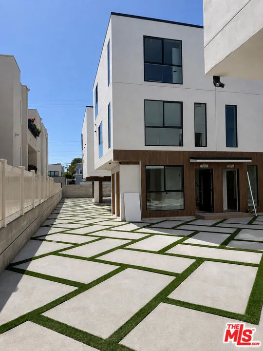 1963 Beachwood Drive #1/2 Los Angeles, CA 90068