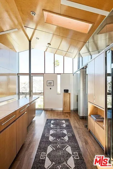 724 Superba Avenue Los Angeles, CA 90291