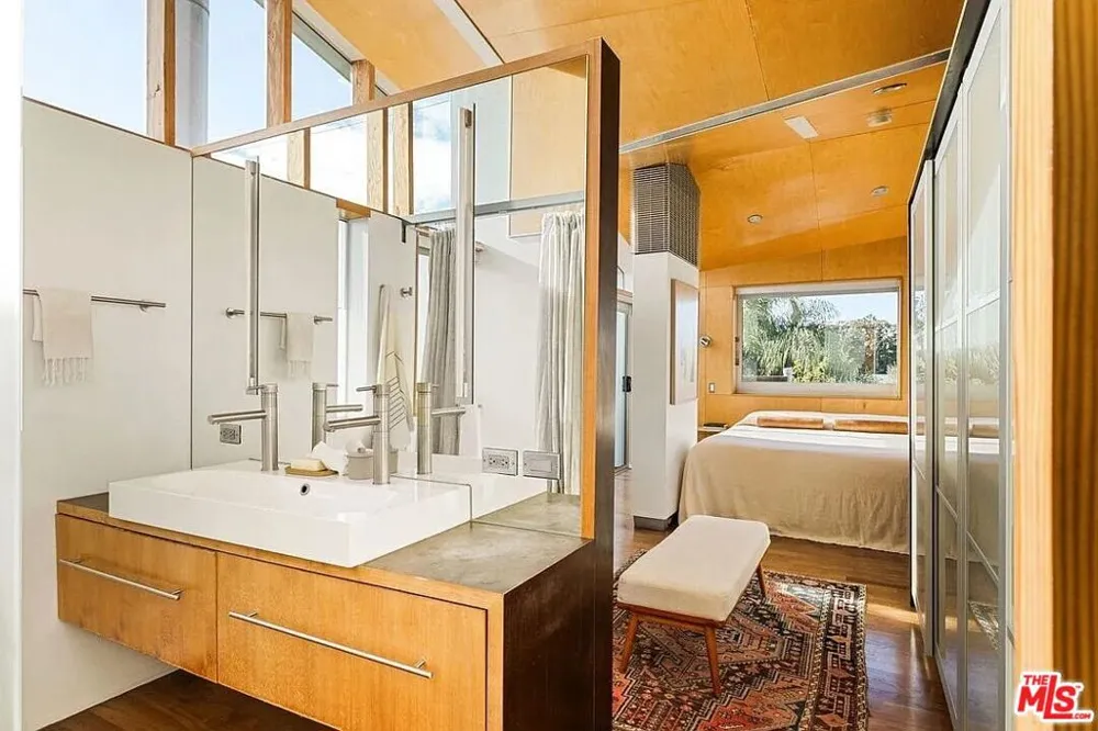 724 Superba Avenue Los Angeles, CA 90291