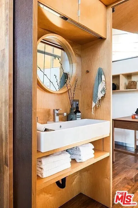 724 Superba Avenue Los Angeles, CA 90291