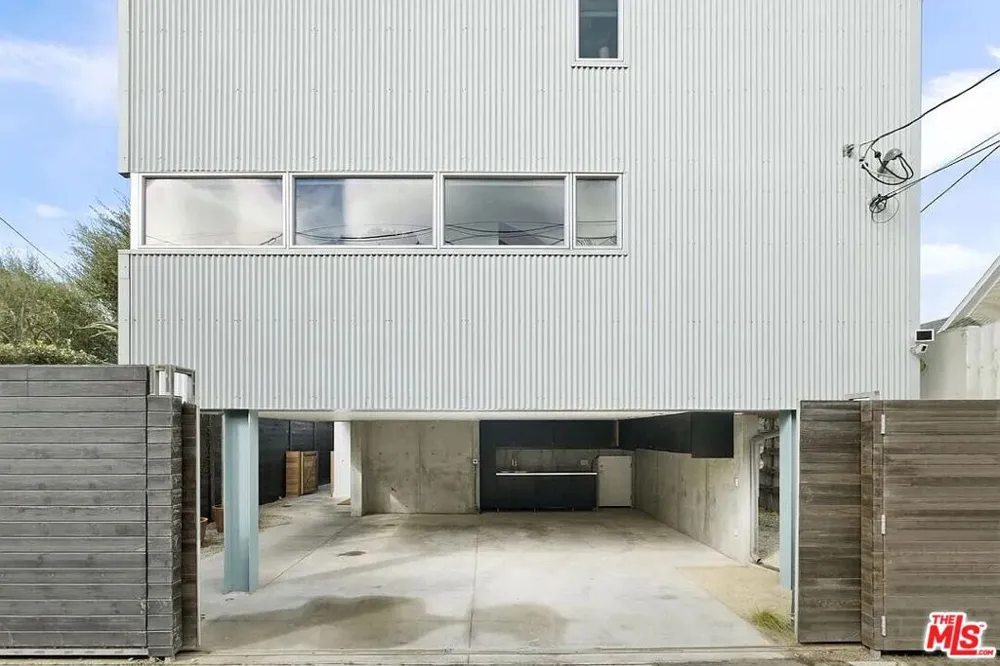 724 Superba Avenue Los Angeles, CA 90291