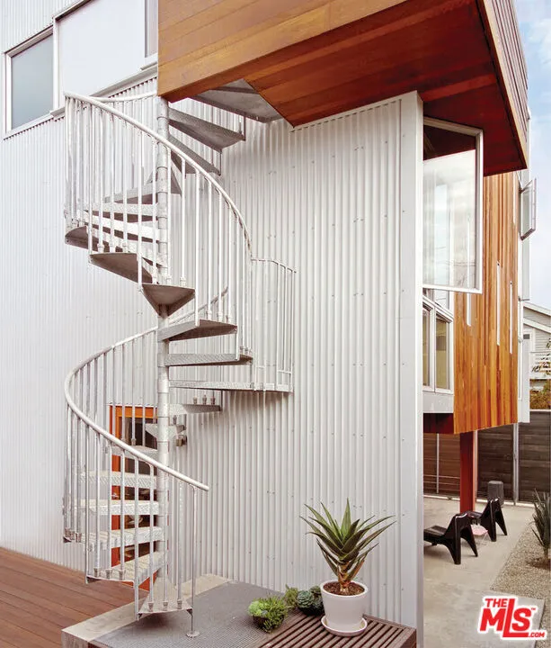 724 Superba Avenue Los Angeles, CA 90291