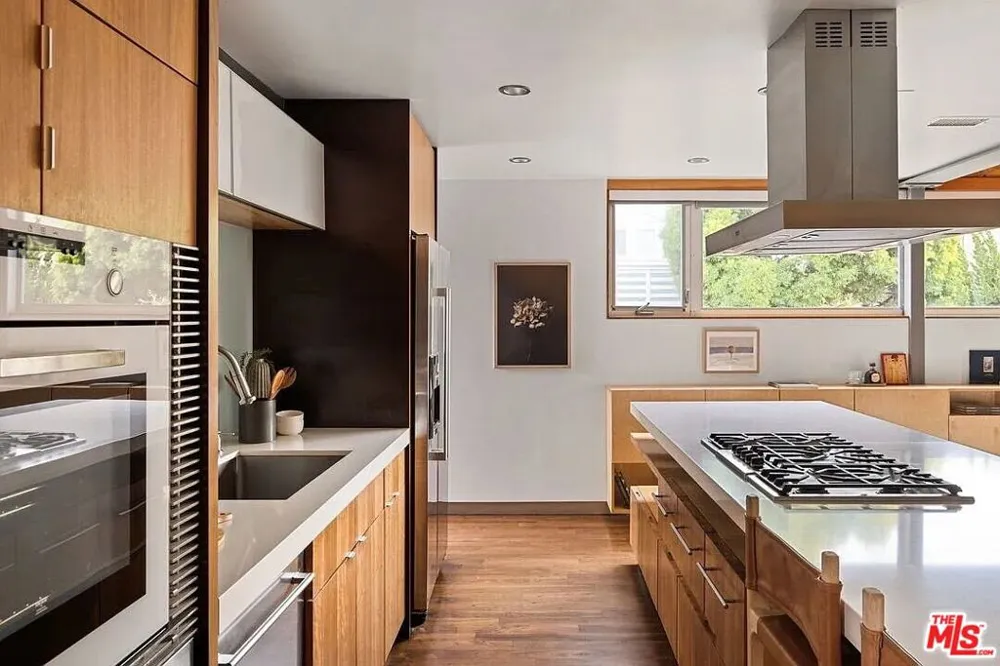 724 Superba Avenue Los Angeles, CA 90291