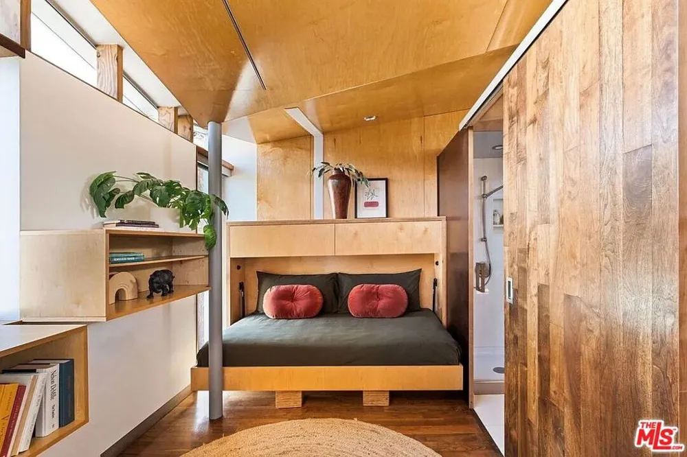 724 Superba Avenue Los Angeles, CA 90291