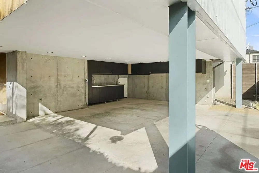 724 Superba Avenue Los Angeles, CA 90291